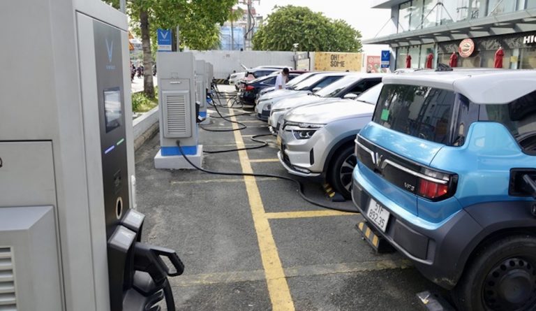 Một trạm sạc xe điện VinFast tại trung tâm thương mại Vincom Plaza ở Sài Gòn. Ảnh: Tuổi Trẻ