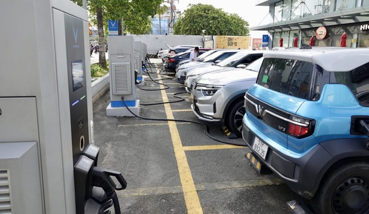 Một trạm sạc xe điện VinFast tại trung tâm thương mại Vincom Plaza ở Sài Gòn. Ảnh: Tuổi Trẻ