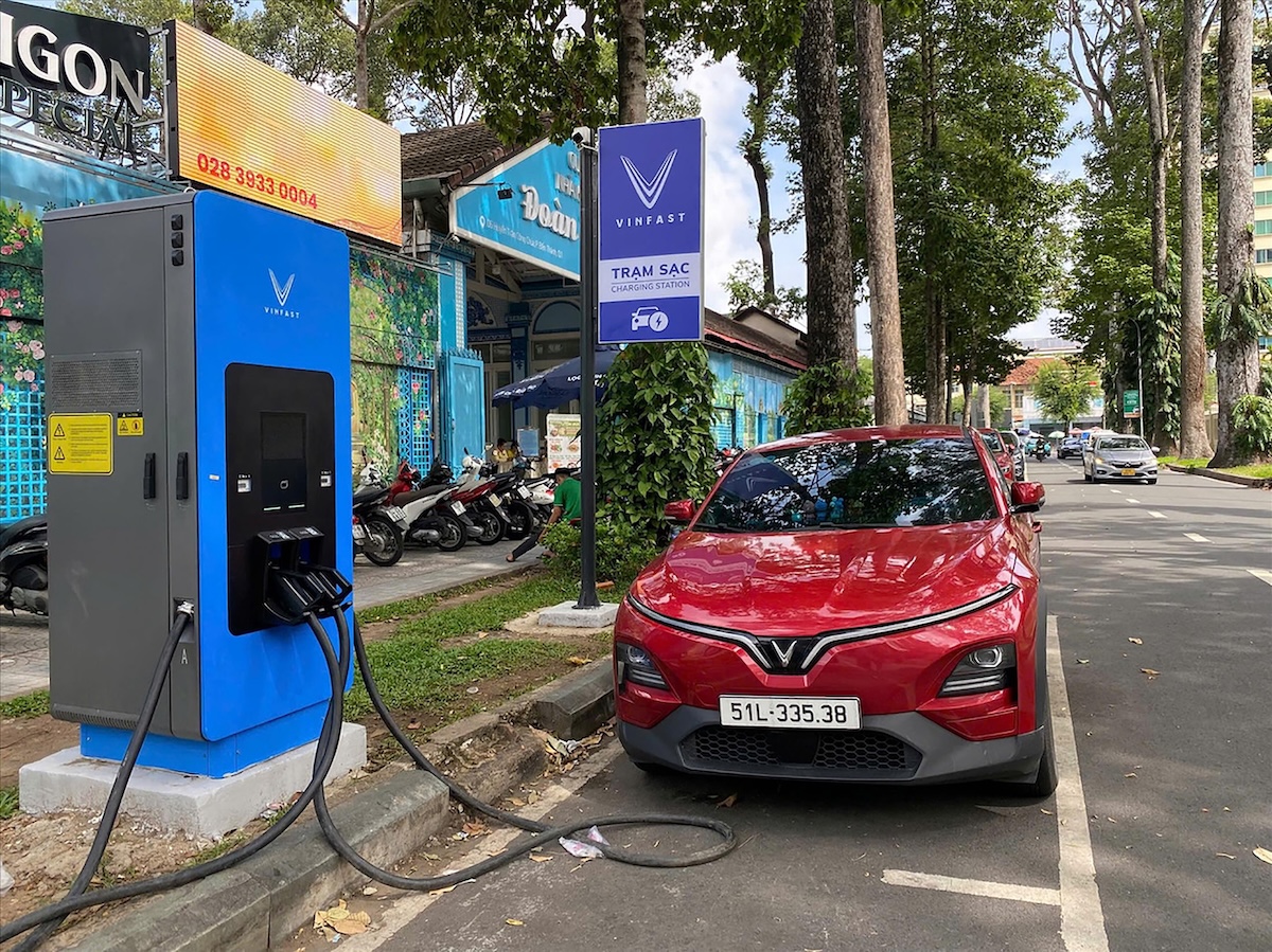 Một làn đường Huyền Trân Công Chúa, Q.1, Sài Gòn bỗng nhiên trở thành trạm sạc xe điện của hãng VinFast. Ảnh: Tiền Phong