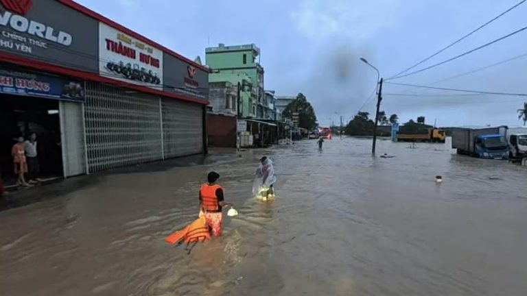 Lũ lụt ở miền Trung. Ảnh: Tuổi Trẻ