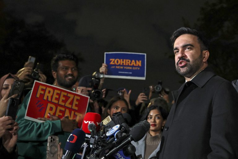 Hãy bình tĩnh chờ xem làn gió mới của những chính trị gia trẻ như Mamdani sẽ mang lại điều gì cho cuộc sống chúng ta. Ảnh minh họa: Angela Weiss/ AFP via Getty Images