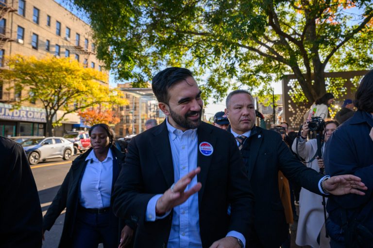 Zohran Mamdani, ứng cử viên thị trưởng New York, rời phòng bỏ phiếu vào hôm 4/11, và sau đó là chiến thắng mang tính lịch sử của thành phố này. Ảnh: Alexi J. Rosenfeld/ Getty Images