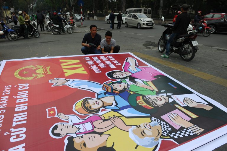 Tấm bảng tuyên truyền bầu cử Quốc hội “đảng cử dân bầu” bịp bợm được chuẩn bị dựng lên tại một đường phố ở Hà Nội. Các ứng cử viên Quốc hội đều là đảng viên CSVN đã được cài cắm sẵn. Ứng viên độc lập đều bị loại bỏ. Ảnh minh họa: Hoàng Đình Nam/ AFP/ Getty Images