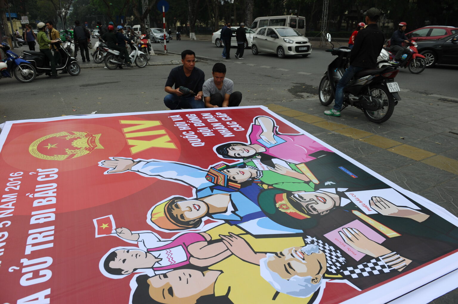 Tấm bảng tuyên truyền bầu cử Quốc hội “đảng cử dân bầu” bịp bợm được chuẩn bị dựng lên tại một đường phố ở Hà Nội. Các ứng cử viên Quốc hội đều là đảng viên CSVN đã được cài cắm sẵn. Ứng viên độc lập đều bị loại bỏ. Ảnh minh họa: Hoàng Đình Nam/ AFP/ Getty Images