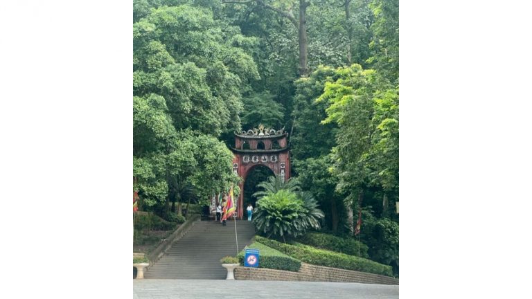 Cổng lên đền thờ các vua Hùng trên núi Nghĩa Lĩnh, tỉnh Phú Thọ. Cổng được xây từ năm 1917, năm Khải Định thứ hai. Ảnh minh họa: Phương Anh/ VnExpress