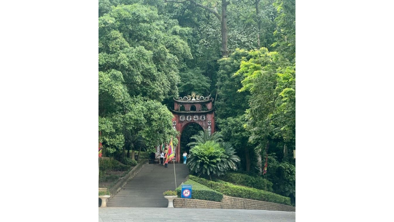 Cổng lên đền thờ các vua Hùng trên núi Nghĩa Lĩnh, tỉnh Phú Thọ. Cổng được xây từ năm 1917, năm Khải Định thứ hai. Ảnh minh họa: Phương Anh/ VnExpress