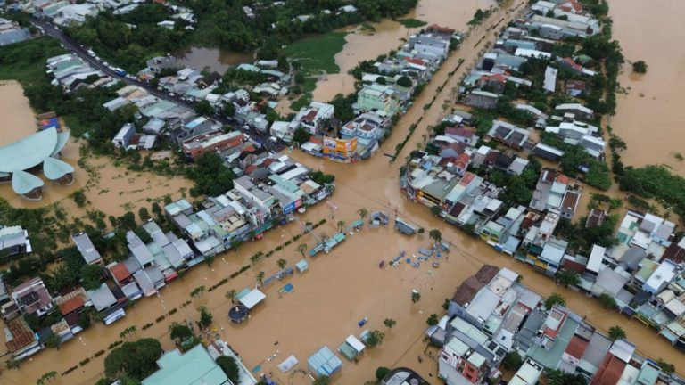 Đà Nẵng chìm sâu trong biển nước. Ảnh: Kinh tế Đô thị, 1/11/2025