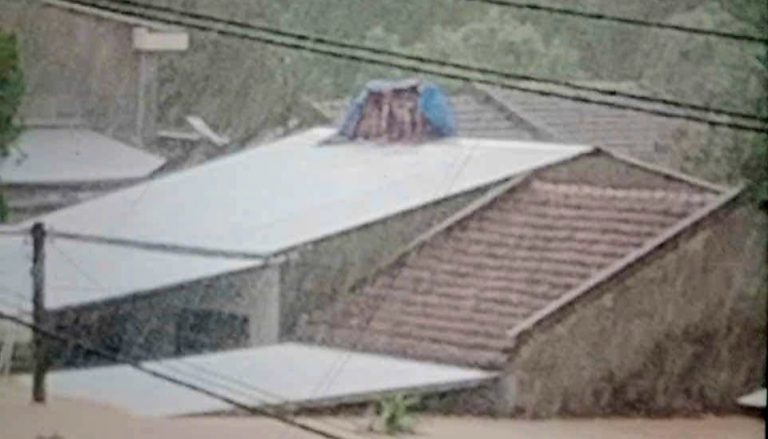 Hai ông bà lớn tuổi ở Tuy An (Phú Yên) co ro chờ đợi trên mái nhà trong lời kêu cứu tuyệt vọng trên mạng của người hàng xóm. Không ai biết số phận họ hiện nay ra sao, ngay cả người kêu cứu cho họ. Ảnh: FB Xì Dầu