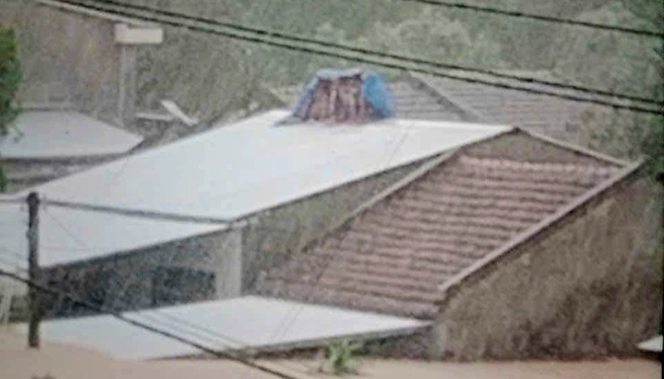 Hai ông bà lớn tuổi ở Tuy An (Phú Yên) co ro chờ đợi trên mái nhà trong lời kêu cứu tuyệt vọng trên mạng của người hàng xóm. Không ai biết số phận họ hiện nay ra sao, ngay cả người kêu cứu cho họ. Ảnh: FB Xì Dầu