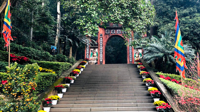 Cổng lên đền thờ các Vua Hùng. Ảnh: Báo Phú Thọ