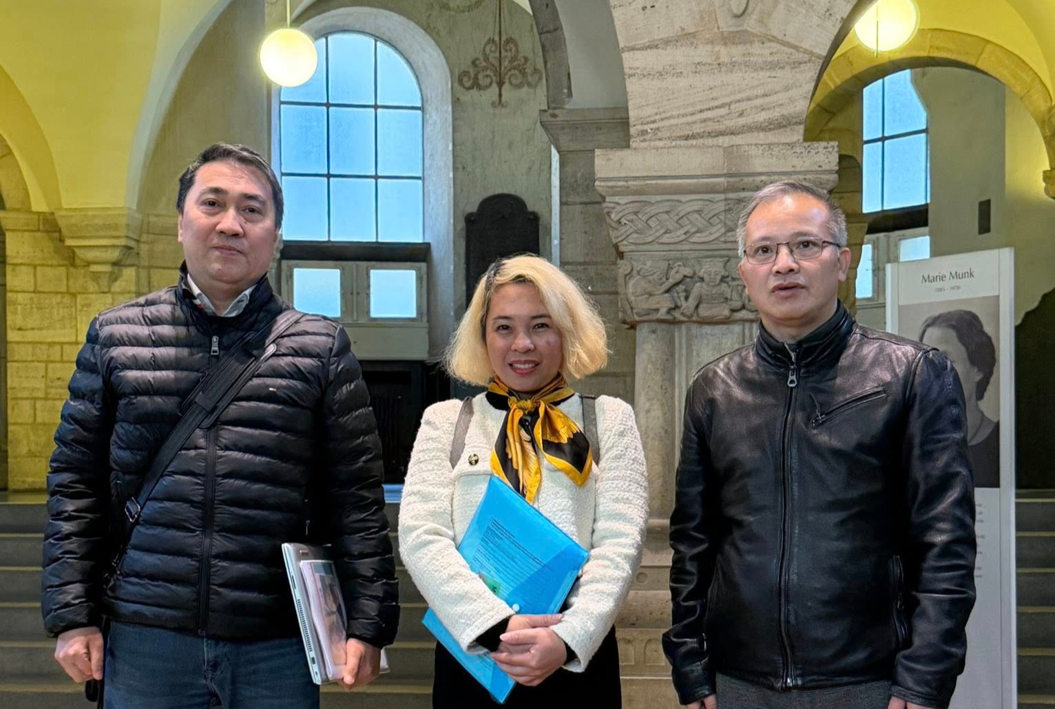 Từ trái: Nhà báo tự do Lê Trung Khoa, Facebooker Huệ Như và Luật sư Nguyễn Văn Đài trước phiên xử sơ thẩm vụ việc dân sự VinFast và Phạm Nhật Vượng kiện ông Lê Trung Khoa. Ảnh: FB Nguyễn Văn Đài