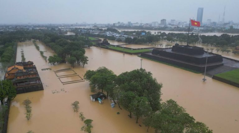 Những ngày cuối tháng 10 cố đô Huế đang chìm trong biển nước. Ảnh: FB Nguyen Chiến Thắng