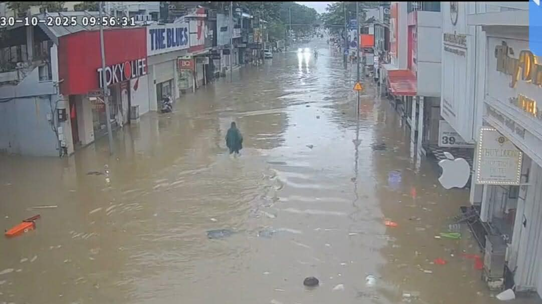 Việt Nam từng là một "quốc gia rừng," hiện đang đối mặt với khủng hoảng sinh thái nghiêm trọng. Lũ lụt hoành hành khắp nơi, đặc biệt miền Bắc và miền Trung. Trong ảnh: Đường Hùng Vương, Huế bị ngập lụt hôm 30/10/2025. Ảnh: FB BửuNam NguyễnPhước