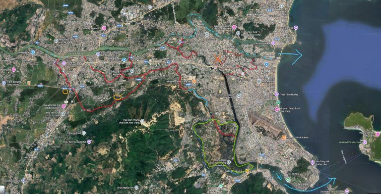 Sông Cái, sông chính của thành phố, thoát chính ra cửa Xóm Bóng (đánh đấu mũi tên xanh biển phía trên). Nếu engineering được dự án thủy lợi chia nhỏ nước lũ xuống sông Quán Trường - sông Tắc, thoát ra cửa biển Vĩnh Trường (mũi tên xanh biển góc dưới) thì sẽ bảo vệ được khu phía Tây Nha Trang. Ảnh: FB Son Dang