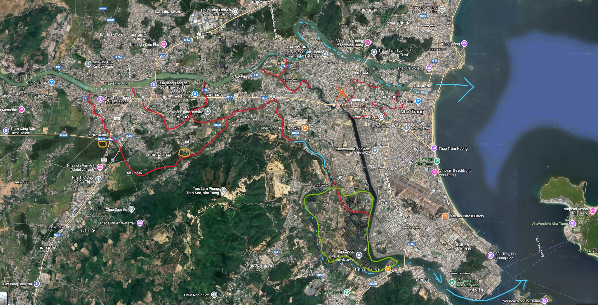 Sông Cái, sông chính của thành phố, thoát chính ra cửa Xóm Bóng (đánh đấu mũi tên xanh biển phía trên). Nếu engineering được dự án thủy lợi chia nhỏ nước lũ xuống sông Quán Trường - sông Tắc, thoát ra cửa biển Vĩnh Trường (mũi tên xanh biển góc dưới) thì sẽ bảo vệ được khu phía Tây Nha Trang