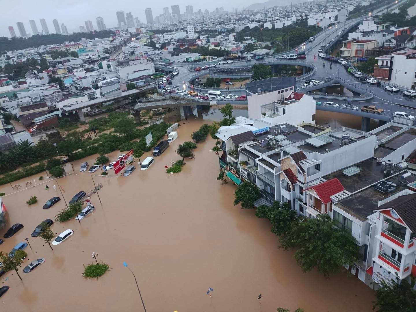 Trục giao thông chính của thành phố (Nha Trang), đường 23/10 và khu Vĩnh Điềm Trung chìm trong lũ. Ảnh: FB Son Dang