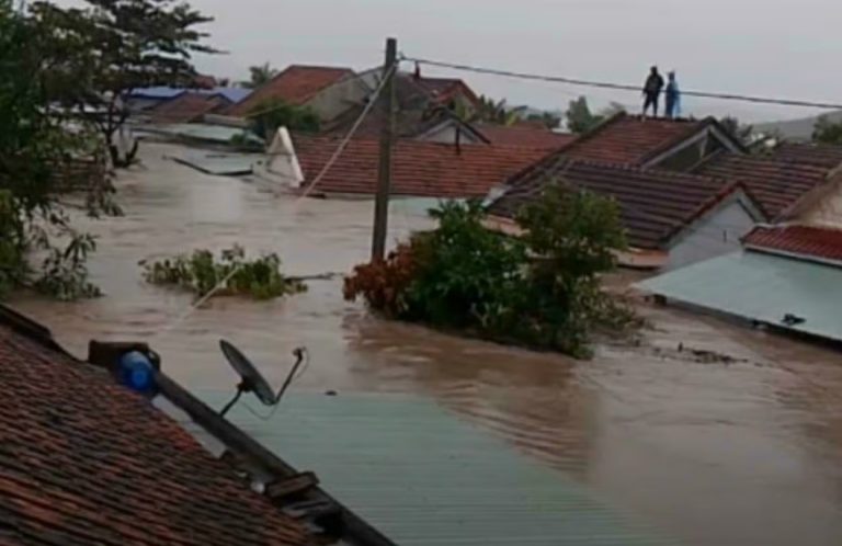 Nhiều ngôi nhà ở Đông Đắk Lắk nước ngập tới mái nhà. Ảnh: Báo Pháp Luật