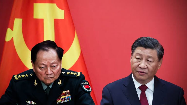 Trương Hựu Hiệp (trái) là "quý tộc đỏ" hiếm hoi cùng thế hệ với Tập Cận Bình (phải) chưa từng biến mất khỏi một vị trí then chốt trong chính quyền của Tập. Họ Trương cũng là vị tướng cấp cao nhất trong Quân Giải phóng Nhân dân Trung Quốc. Ảnh: Nikkei/ Nguồn ảnh: Reuters và Yusuke Hinata