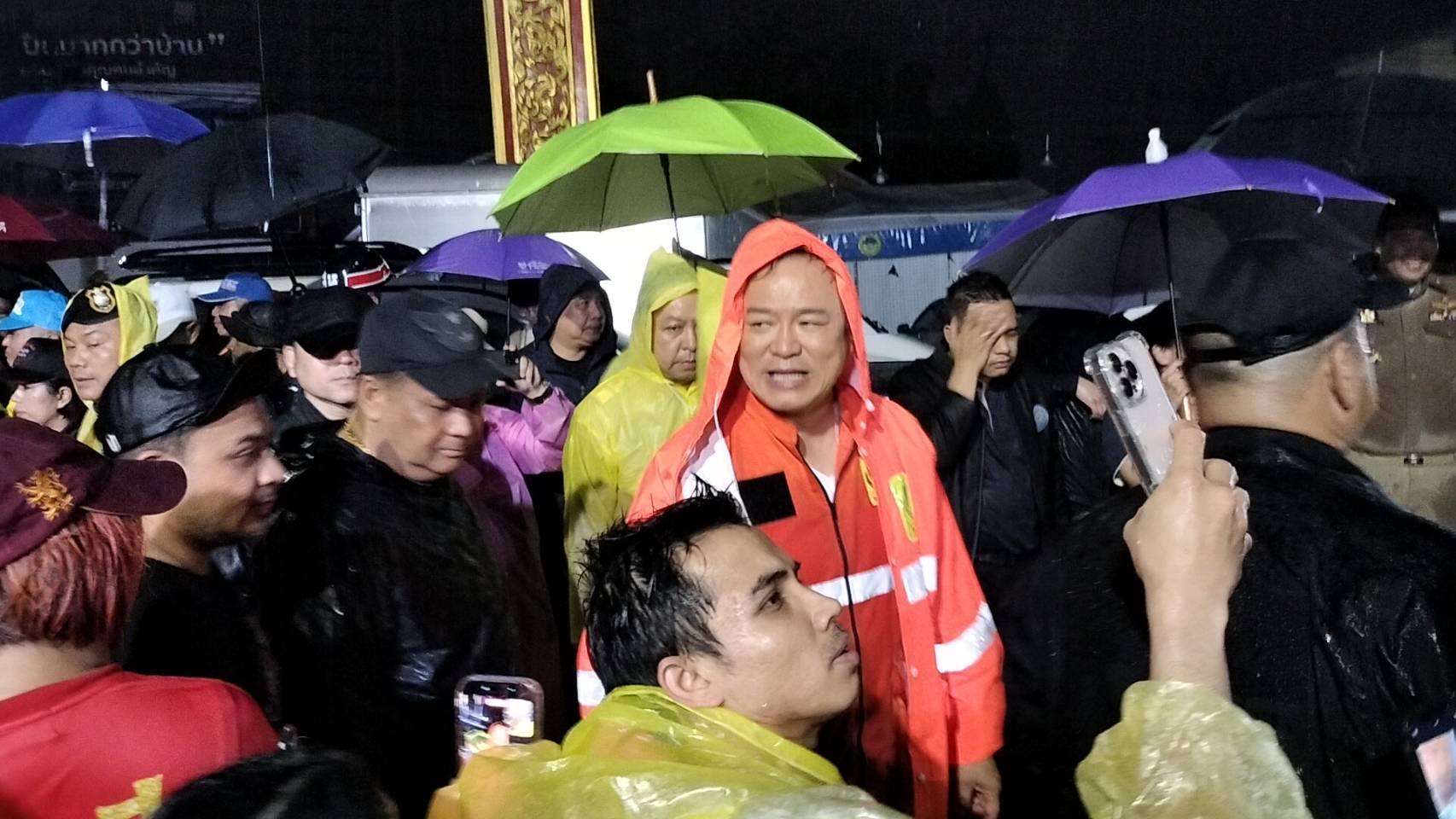 Thủ tướng Thái Lan Anutin (áo cam) thăm vùng lũ lụt quận Hat Yai, tỉnh Songkhla hôm 22/11/2025. Ảnh: Thai PBS