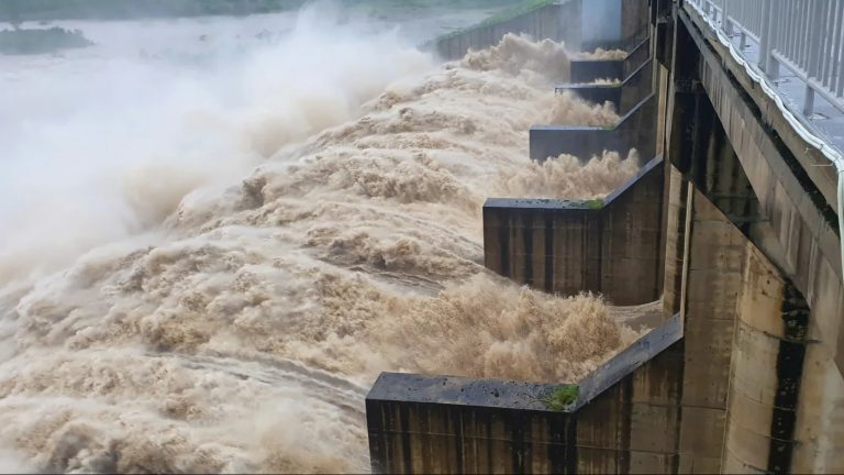 Thủy điện Sông Ba Hạ xả lũ ở mức kỷ lục 16.100 m³/giây chiều ngày 19/11/2025. Ảnh: Pháp Luật Online (PLO)