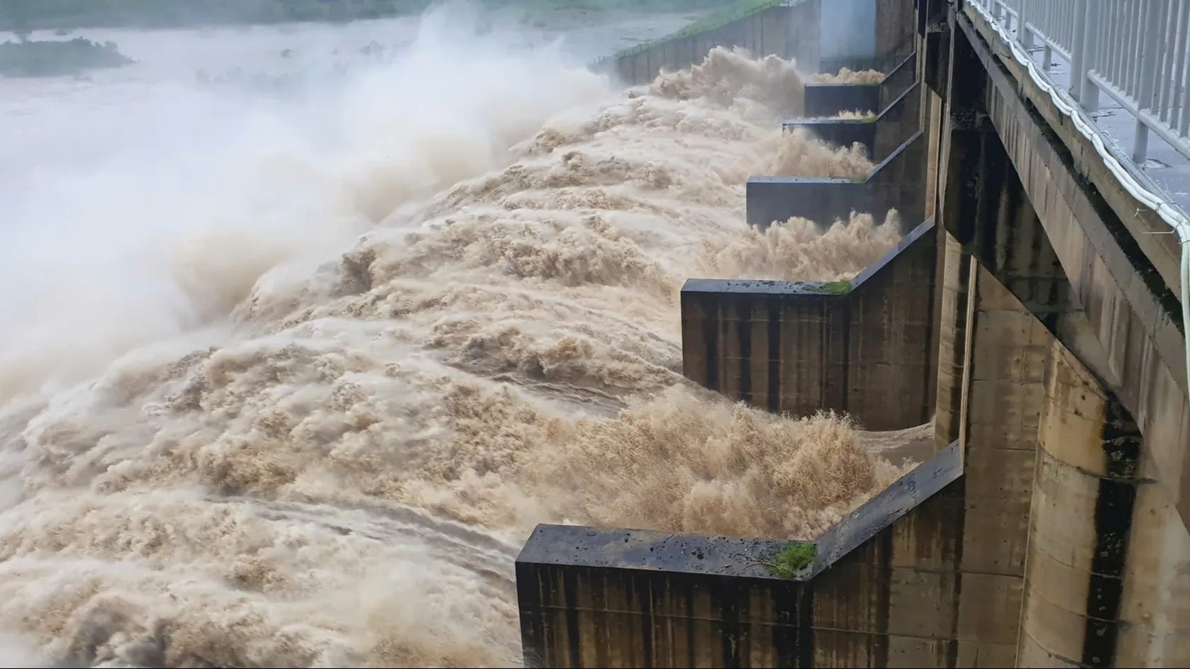 Thủy điện Sông Ba Hạ xả lũ ở mức kỷ lục 16.100 m³/giây chiều ngày 19/11/2025. Ảnh: Pháp Luật Online (PLO)