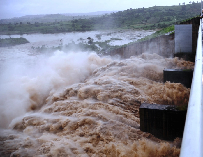 Thủy điện Sông Ba Hạ xả lũ kỷ lục chưa từng có trong trận lũ kinh hoàng vừa qua. Ảnh: Báo Người Lao Động