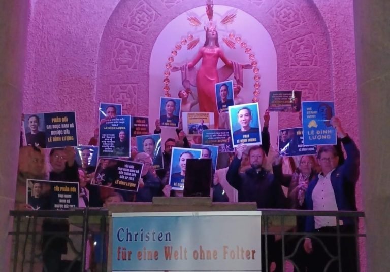 Các tín hữu Ki-tô giáo tỏ tình liên đới cùng TNLT Lê Đình Lượng trước tượng Đức Mẹ Maria Rosenberg ở Trung tâm hành hương Maria Rosenberg, Đức Quốc, 5/11/2025