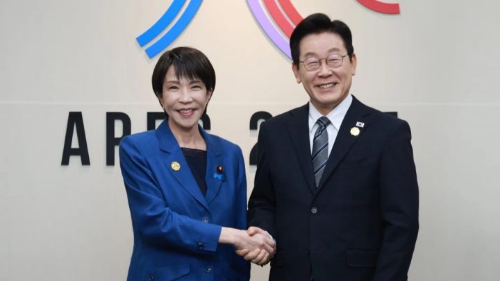 Tổng thống Hàn Quốc Lee Jae-myung (phải) bắt tay Thủ tướng Nhật Bản Sanae Takaichi trước cuộc hội đàm Hàn-Nhật tại Gyeongju, Hàn Quốc hôm 30/10/2025. Ảnh: EPA