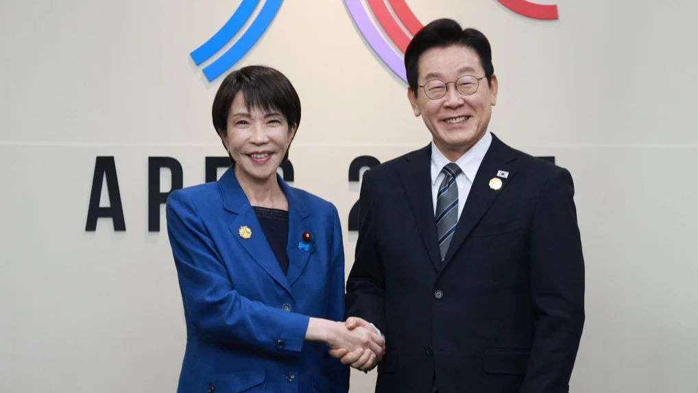 Tổng thống Hàn Quốc Lee Jae-myung (phải) bắt tay Thủ tướng Nhật Bản Sanae Takaichi trước cuộc hội đàm Hàn-Nhật tại Gyeongju, Hàn Quốc hôm 30/10/2025. Ảnh: EPA