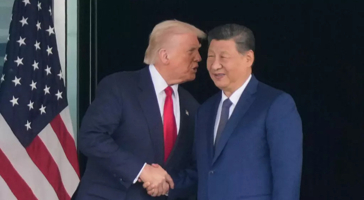 Tổng thống Mỹ Donald Trump (trái) và Chủ tịch Trung Quốc Tập Cận Bình bắt tay sau cuộc gặp thượng đỉnh Mỹ-Trung tại Sân bay Quốc tế Gimhae ở Busan, Hàn Quốc, ngày 30 tháng 10 năm 2025. Ảnh: AP - Mark Schiefelbein