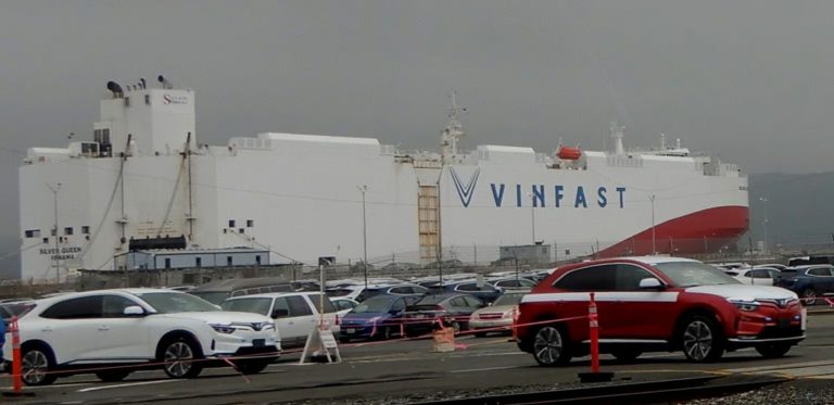 Tàu và xe VinFast cập bến cảng Benicia, San Francisco, tháng 12/2022. Ảnh: Bùi Văn Phú