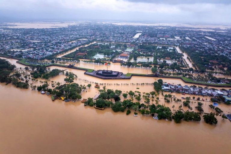 Huế ngập chìm trong biển nước. Ảnh: Internet