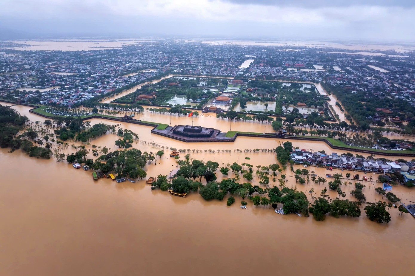 Huế ngập chìm trong biển nước. Ảnh: Internet