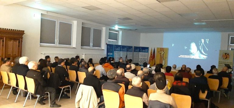 Trình chiếu phim Sổ Sinh Tử một tác phẩm dựa trên những câu chuyện có thật, nói lên những bi kịch khủng khiếp mà dân tộc Việt Nam đã trải qua sau năm 1975 tại buổi Tưởng niệm 50 năm Quốc hận (1975 - 2025) do Liên Hội Người Việt Tỵ Nạn tại CHLB Đức đã tổ chức hôm 30/11/2025, tại Mönchengladbach, Đức Quốc