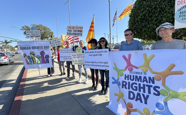 Anh chị em Việt Tân và thân hữu vận động cho nhân quyền và các tù nhân lương tâm nhân Ngày Quốc tế Nhân quyền 10 tháng 12 trước khu Phước Lộc Thọ, Nam California