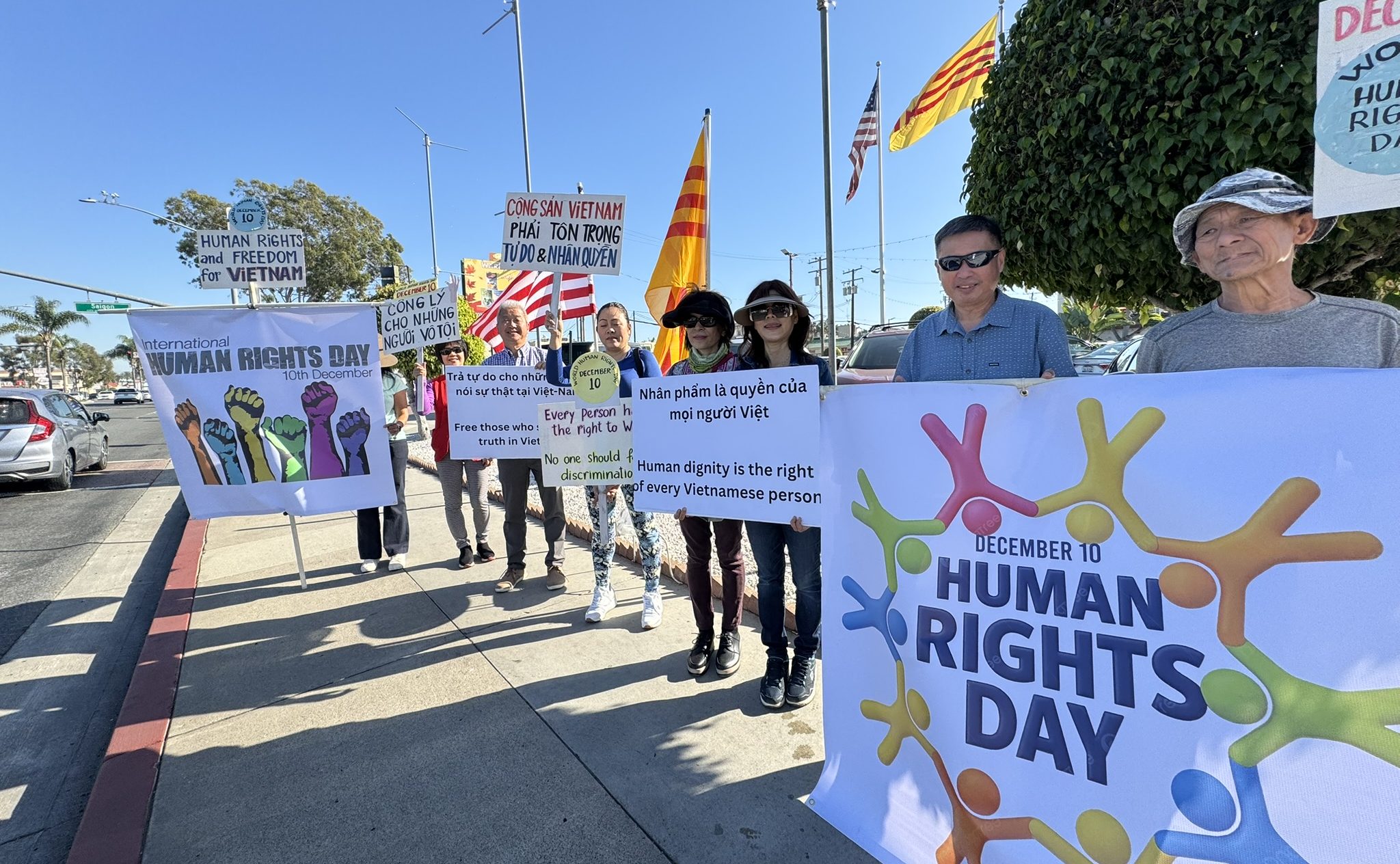 Anh chị em Việt Tân và thân hữu vận động cho nhân quyền và các tù nhân lương tâm nhân Ngày Quốc tế Nhân quyền 10 tháng 12 trước khu Phước Lộc Thọ, Nam California