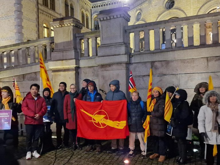 Cộng đồng người Việt Nam và Miến Điện tại Oslo cùng tổ chức kỷ niệm Ngày Quốc tế Nhân quyền trước tòa nhà Quốc hội Na Uy hôm 7/12/2025