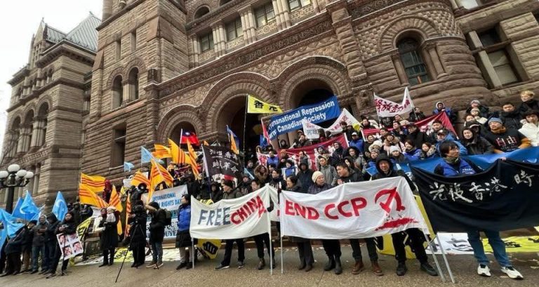 Cộng đồng người Việt trong vùng Đại Đô Thị Toronto đã cùng các sắc dân khác kỷ niệm Ngày Quốc tế Nhân quyền trước Old City Hall hôm 7/12/2025