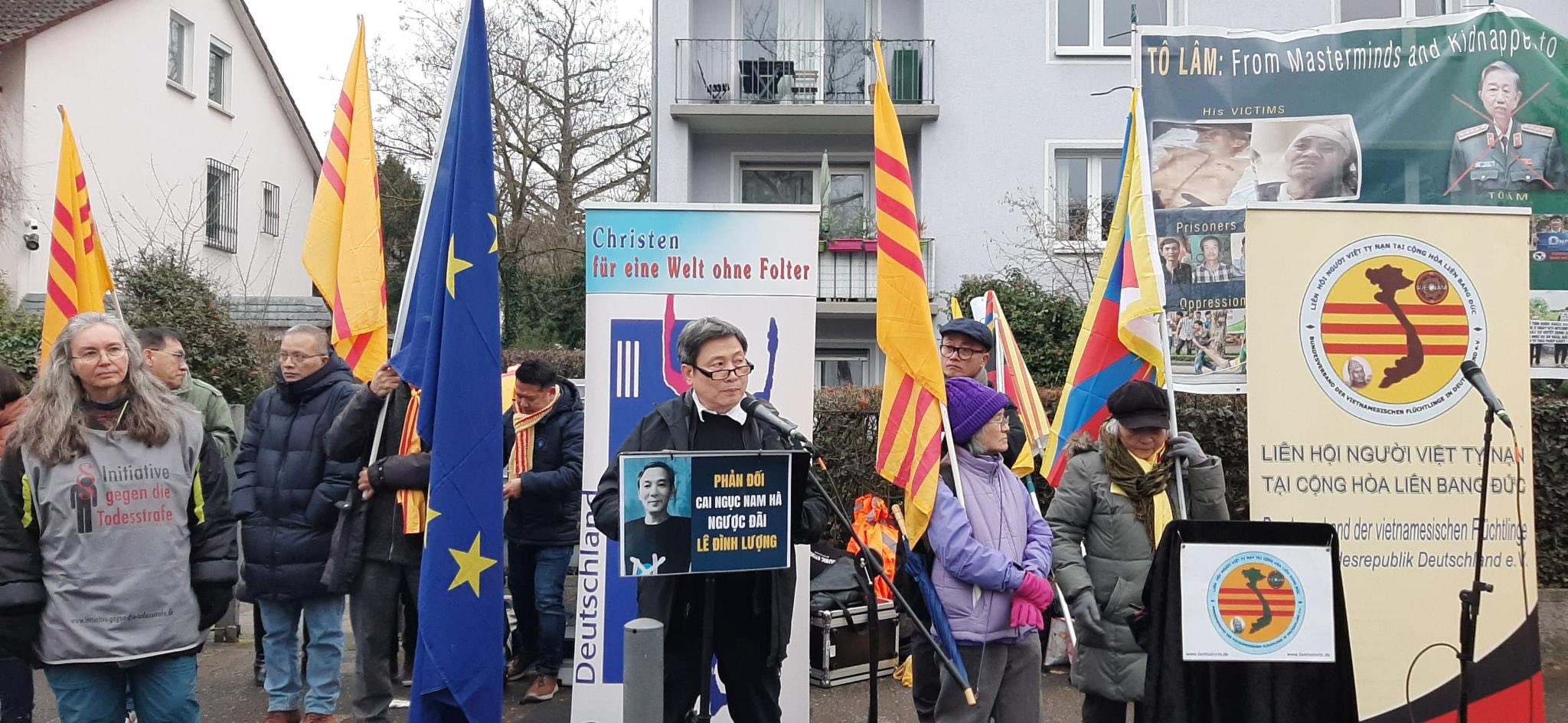 Người Việt tại Đức biểu tình đồng hành cùng gia đình các tù nhân lương tâm và phản đối nhà cầm quyền CSVN đàn áp xuyên quốc gia nhân ngày Quốc tế Nhân quyền
