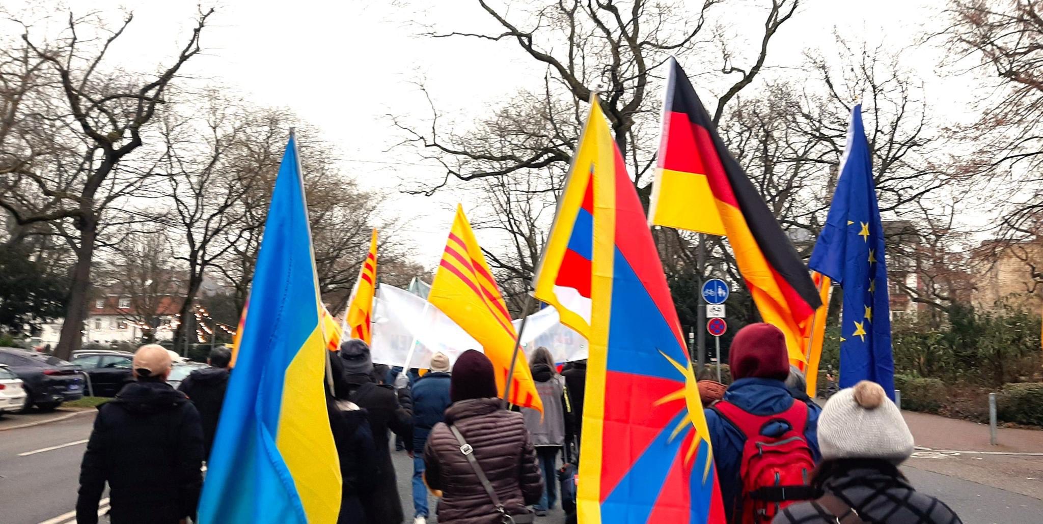 Đoàn biểu tình di hành qua trung tâm thành phố Frankfurt đến Quảng trường Willy-Brandt