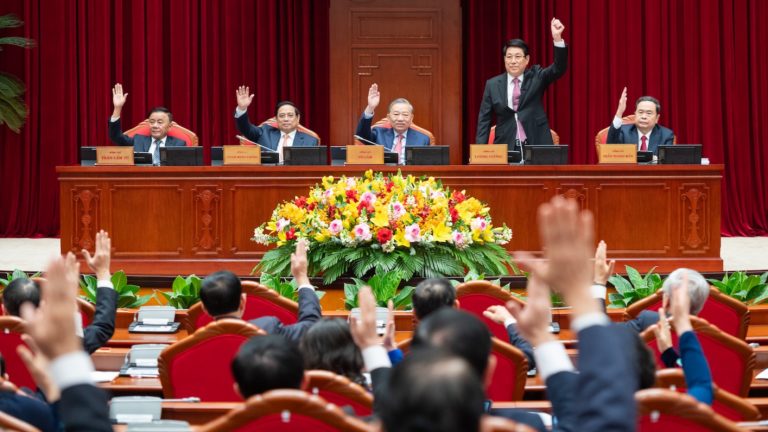 Chủ tịch nước Đại tướng Lương Cường giơ tay bằng nắm đấm trong một cuộc biểu quyết tại Hội nghị Trung ương 15, khóa 13 (tháng 12/2025)