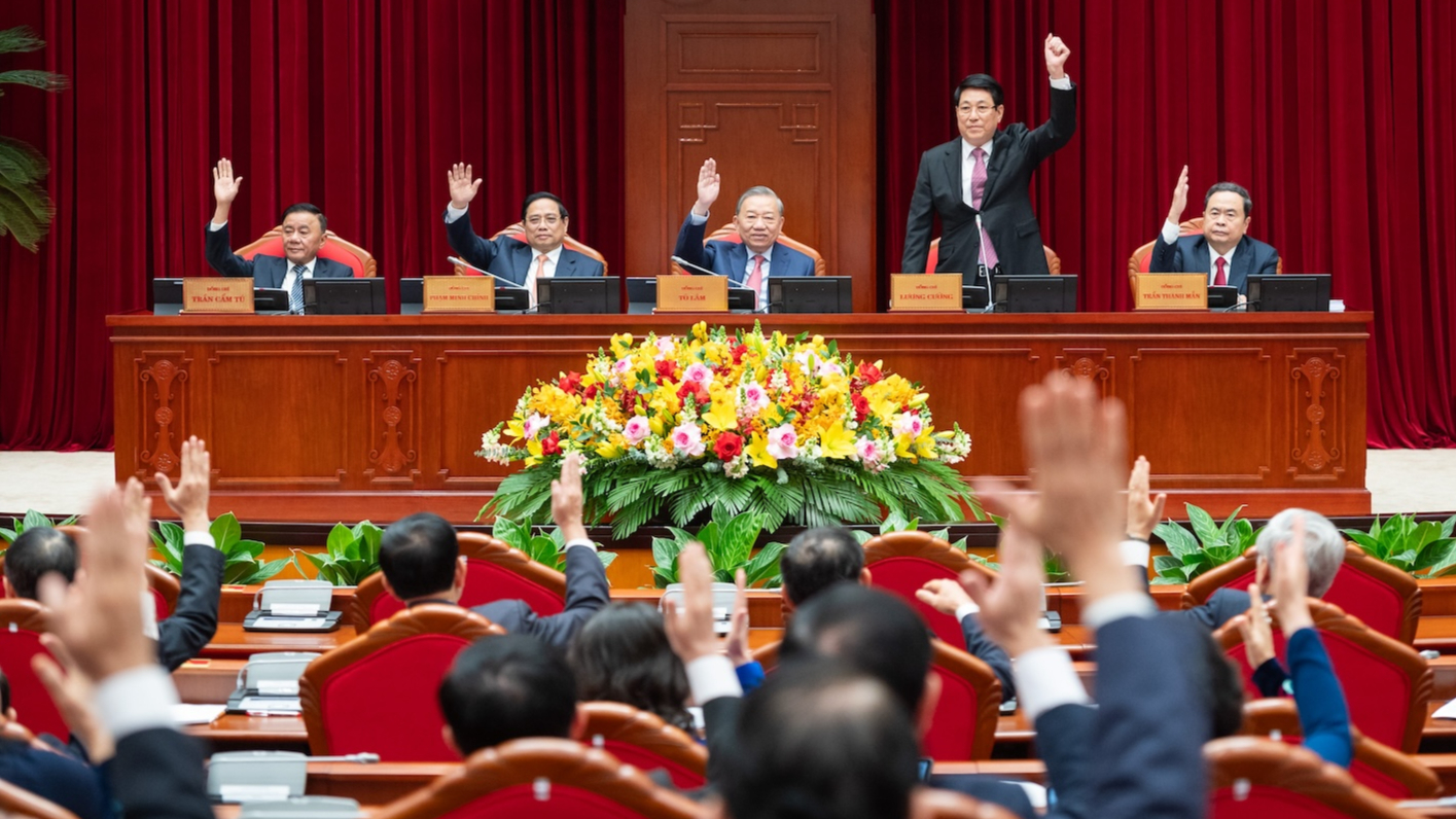 Chủ tịch nước Đại tướng Lương Cường giơ tay bằng nắm đấm trong một cuộc biểu quyết tại Hội nghị Trung ương 15, khóa 13 (tháng 12/2025)