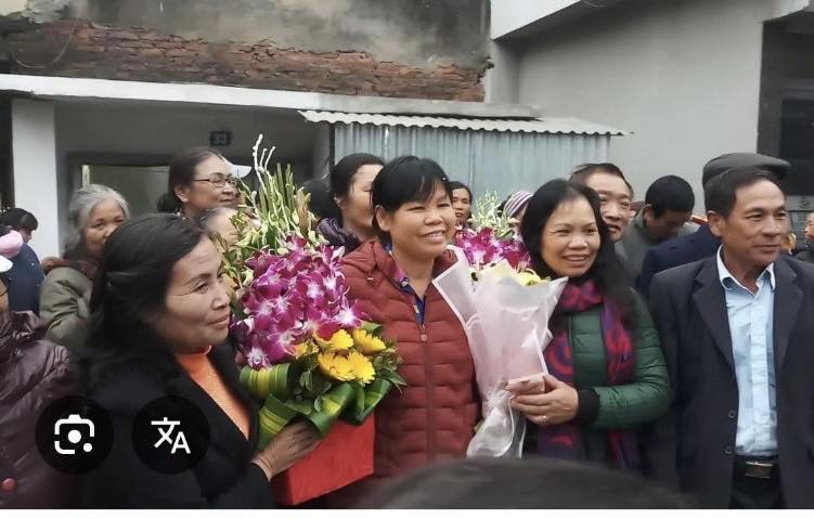 Bà Cấn Thị Thêu được bà con dân oan, bạn bè và người thân tiếp đón nồng hậu sau khi ra tù... lần trước, tháng 2, 2018. Ảnh: FB Thu Đỗ/ RFA