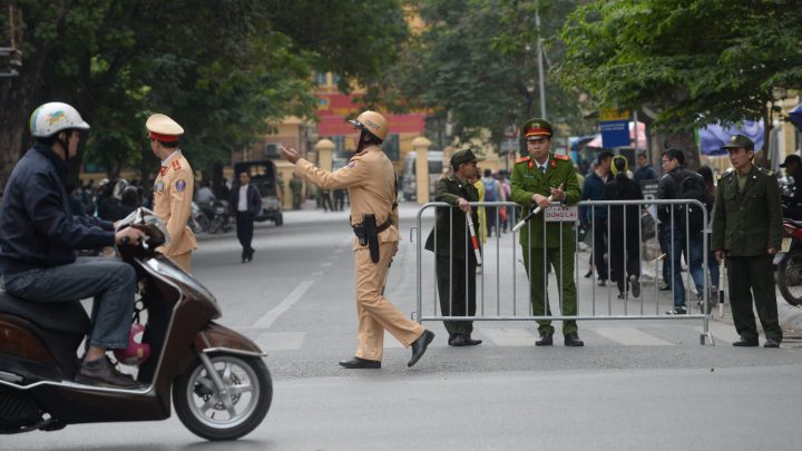 Công an và dân phòng chặn các ngả đường dẫn vào tòa án ở Hà Nội, cấm mọi người đến gần, kể cả thân nhân bị cáo, mỗi khi có phiên tòa xử người bất đồng chính kiến dù loan báo là “xét xử công khai.” Ảnh: Hoàng Đình Nam/ AFP/ Getty Images