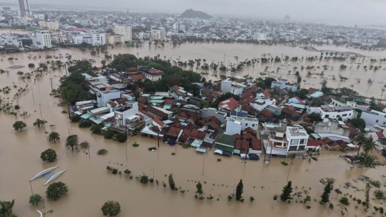 Nhiều khu vực ở Đắk Lắk (tỉnh Phú Yên trước đây) chìm trong biển nước. Ảnh: M.N/ Báo Phụ nữ TP.HCM