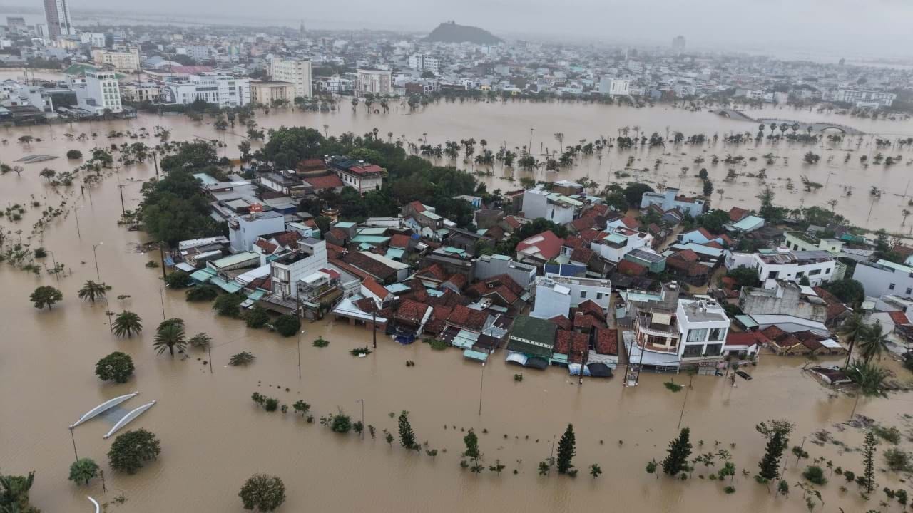 Nhiều khu vực ở Đắk Lắk (tỉnh Phú Yên trước đây) chìm trong biển nước. Ảnh: M.N/ Báo Phụ nữ TP.HCM