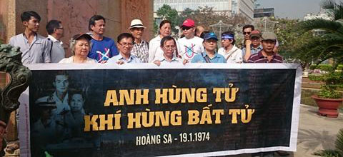 Tuy bị ngăn chặn, kiểm soát gắt gao nhưng hàng chục vẫn người tập trung tại chân tượng đài Trần Hưng Đạo, bến Bạch Đằng hôm 19/1/2017 để tưởng niệm các chiến sĩ hải quân VNCH hy sinh trong trận hải chiến Hoàng Sa 19/1/1974. Ảnh: Facebook Trung Nghĩa