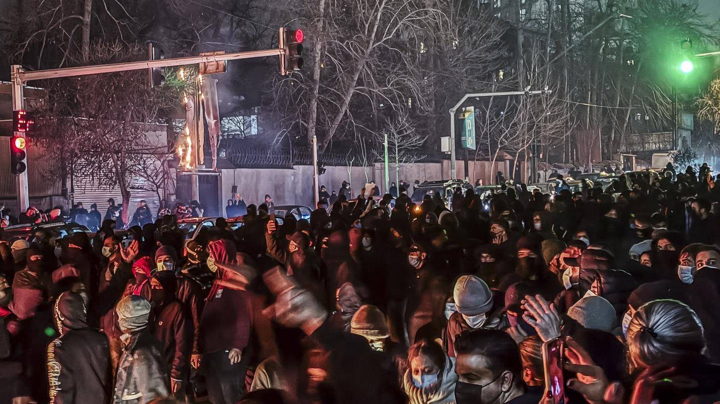 Người dân Iran chặn đường phố trong một cuộc biểu tình ở Tehran, Iran vào ngày 9 tháng 1 năm 2026. Ảnh: MAHSA/ Middle East Images/ AFP via Getty Images