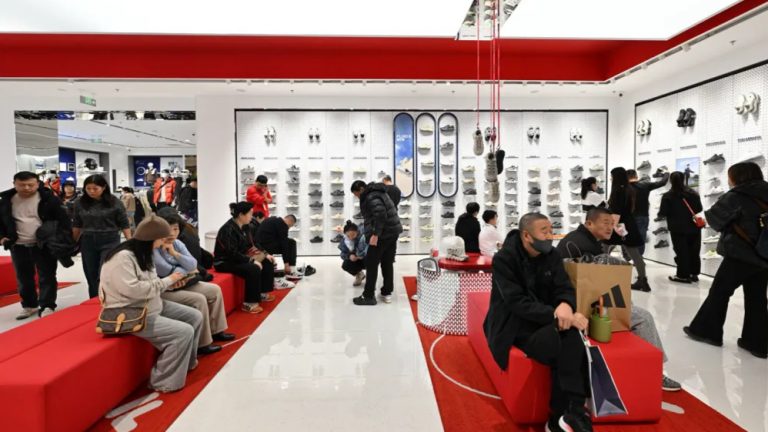 Người dân Trung Quốc viếng một trung tâm mua sắm mới ở quận Tongzhou, Bắc Kinh vào ngày 26 tháng 12 năm 2025. Ảnh: Adek Berry/ AFP via Getty Images