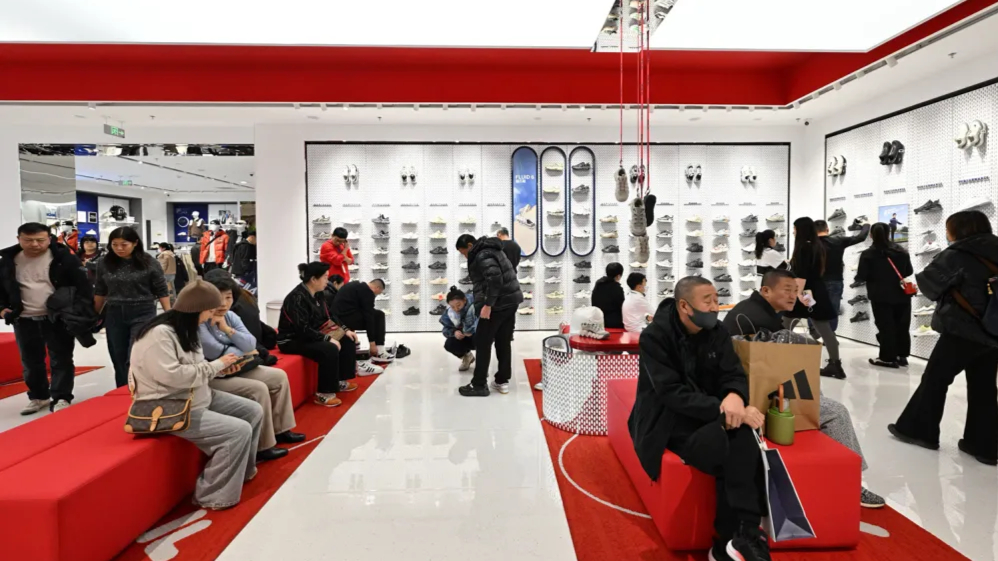 Người dân Trung Quốc viếng một trung tâm mua sắm mới ở quận Tongzhou, Bắc Kinh vào ngày 26 tháng 12 năm 2025. Ảnh: Adek Berry/ AFP via Getty Images